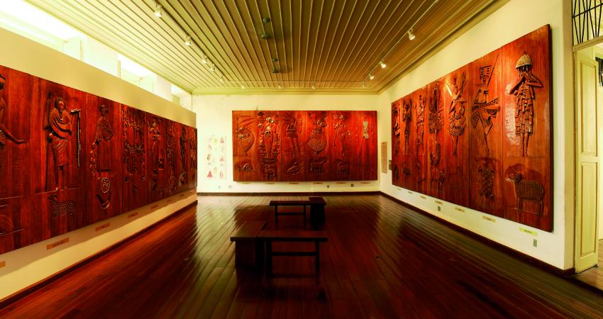 O "Mural dos Orixás" - Conjunto de 27 talhas feitas pelo artista Carybé.