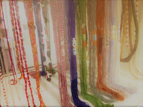 Colar - Objeto de adorno, culto, insígnia religiosa. Nas religiões afro-brasileiras é utilizado na composição dos trajes das entidades e iniciados, além do uso cotidiano como objeto de distinção e proteção. Das tipologias presentes no acervo destacamos: Ilequê, Dilogum e Brajá.