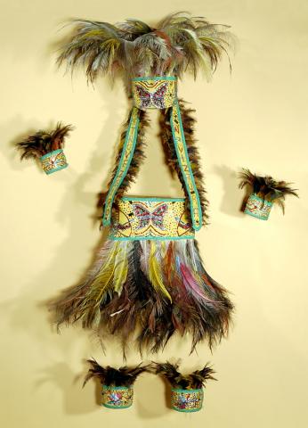 Traje do Caboclo - Entidade que representa o indígena na tradição religiosa Afro-brasileira. O caboclo está relacionado com o sentimento nacionalista, por ser "o dono da terra" que constituiu o território brasileiro. Os africanos que aqui chegaram inseriram essa entidade na sua organização religiosa